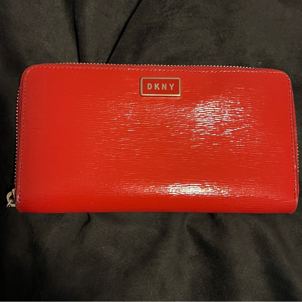 DKNY Patent Sutton Wallet Glossy RED Textured PU Leather lFull Zip Aroundkmr